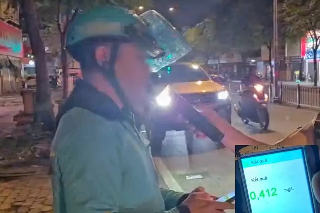 胡志明市多名网约摩托车司机醉驾载客被交警处理 · 报道配图