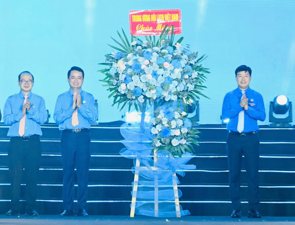 纪念活动上献花祝贺