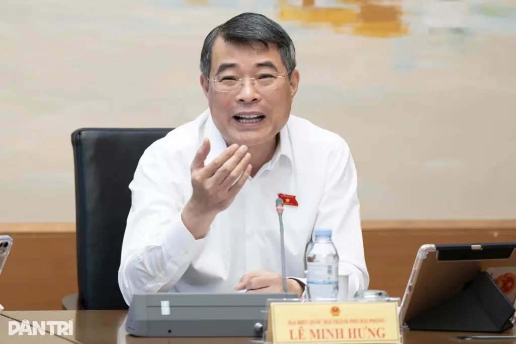 黎明兴在小组讨论会上发言
