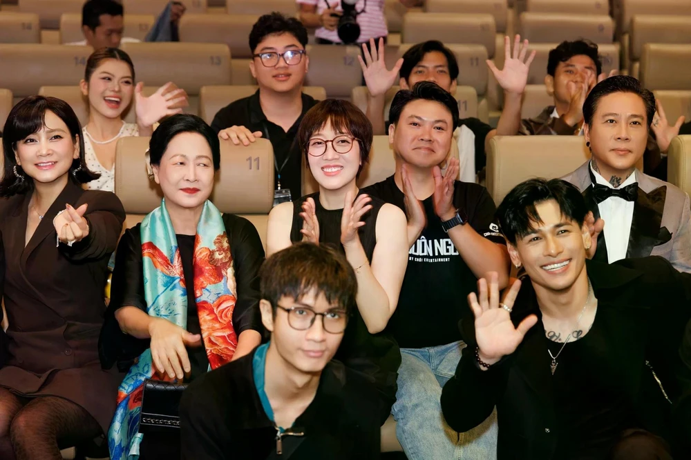 导演夫妇与演员在观众交流活动上