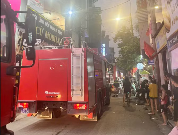 河内春顶巷民宅起火 消防到场约一小时后扑灭 · 报道配图