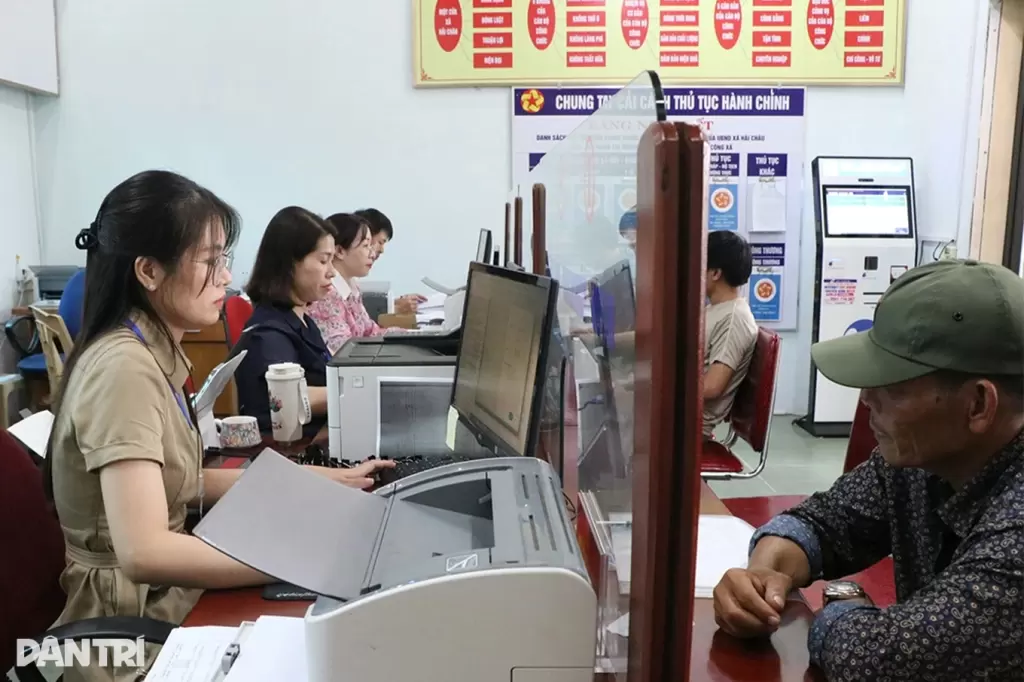 越南国会代表建议审议乡级综合服务中心人员待遇 · 报道配图