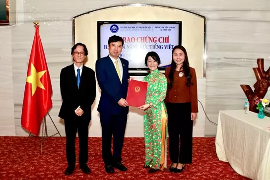 河內師範大學在大阪頒發越南語機考能力證書