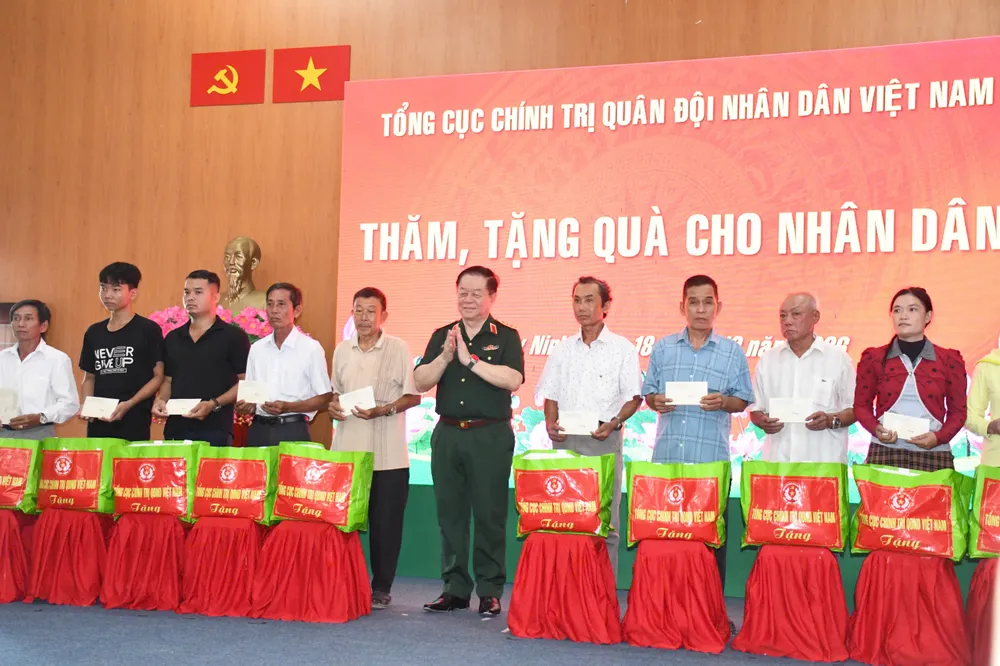 越南军方在西宁省发放援助并移交24间情义房 · 报道配图