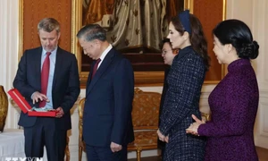 丹麦国王向苏林总书记、国家主席授予勋章