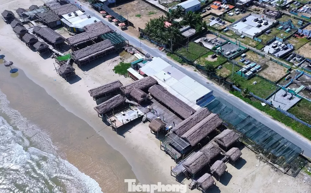 顺化陵姑湾6家餐馆承诺10月31日前自拆侵占海滩建筑 · 报道配图