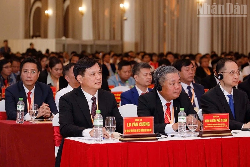 奠边国际投资促进会签署近20万亿越盾投资协议 · 报道配图