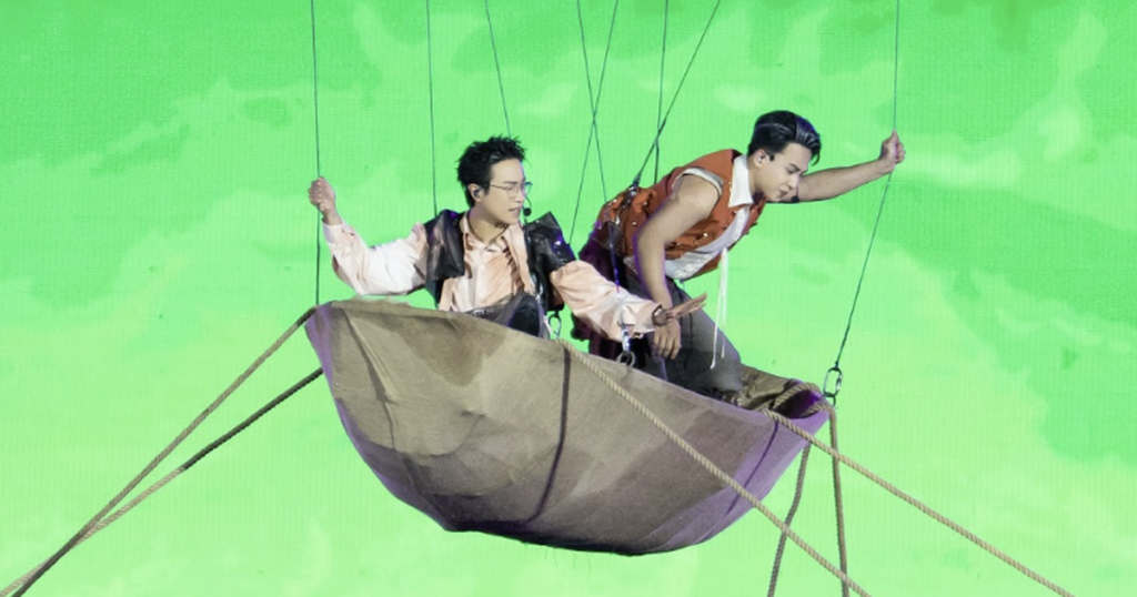 越南演唱会首夜40个节目近4.5小时 观众反映看台视线受阻