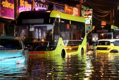 胡志明市安富路口地下通道雨后积水 市府要求加装水位传感器 · 报道配图