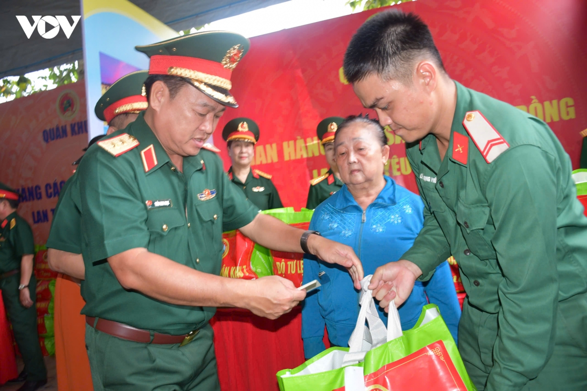 阮仲義大將參觀第八軍區80週年紀念