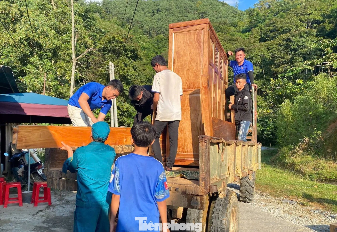 会派村山脚居民疏散至临时住所
