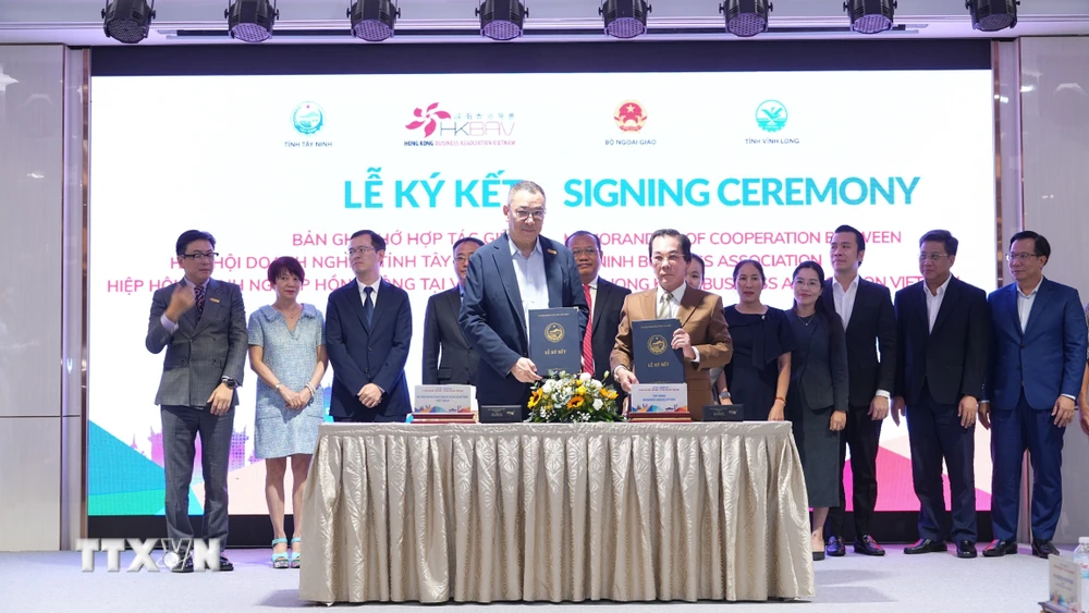 西宁省企业协会与在越香港企业协会签署合作备忘录