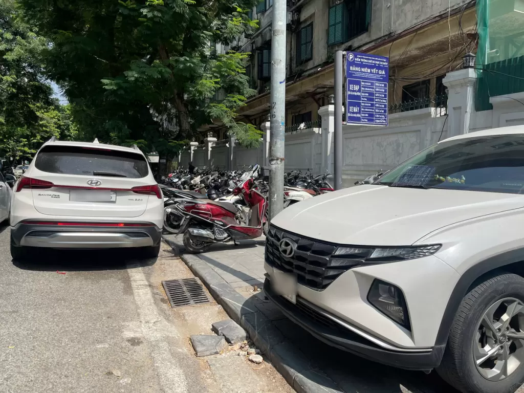 河內12條中心街道汽車停車費上調至每小時5萬越南盾