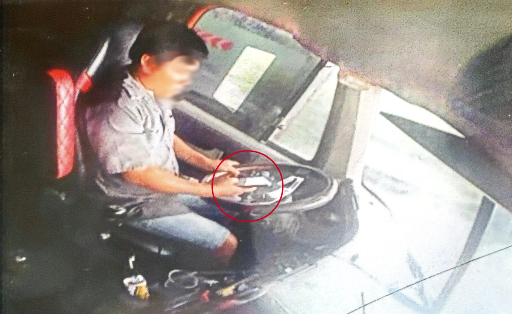 交警检查摄像头,发现司机10分钟前驾车时使用手机
