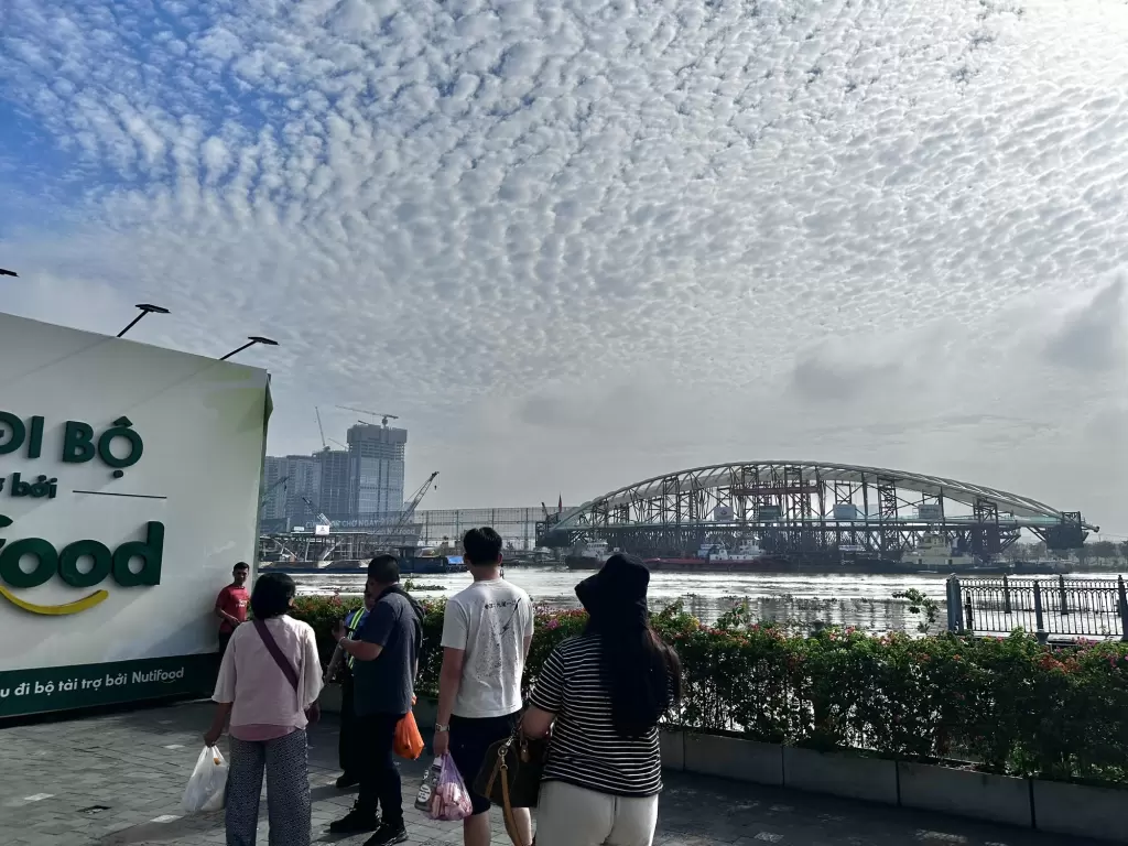 胡志明市步行桥3400吨钢拱经124公里水路运抵白藤码头 · 报道配图