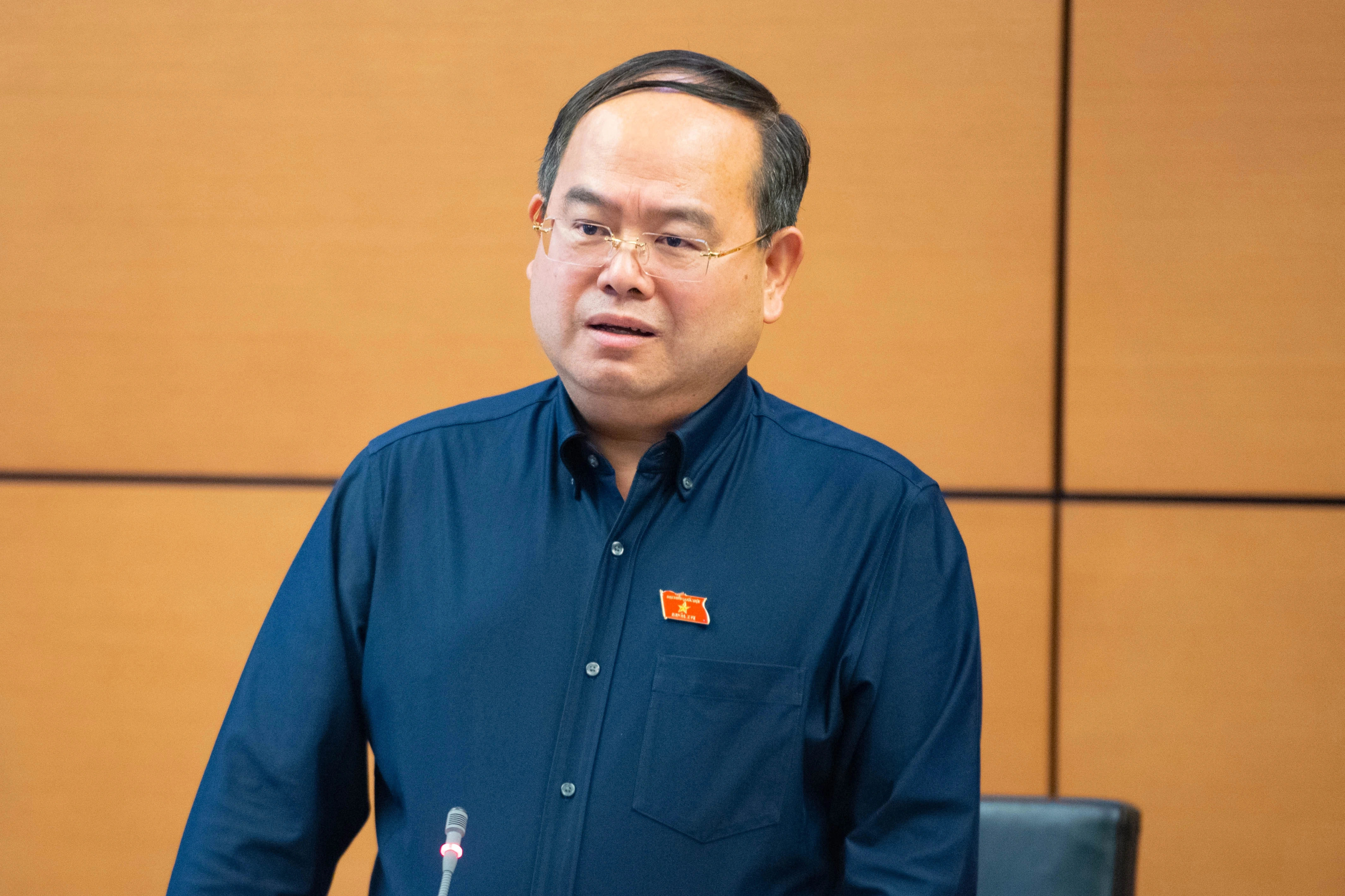 管明强在分组讨论会上发言