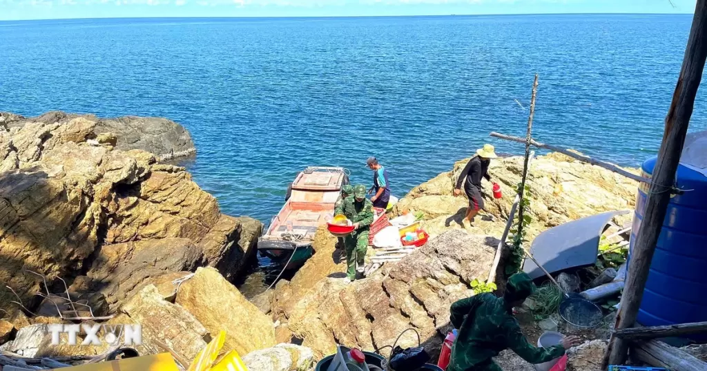 金甌鴻快邊防站協助5戶島民遷房避風浪