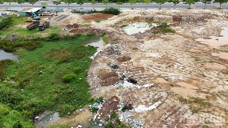 岘港盘石坊建筑废料长期倾倒,项目弃土场未定 · 报道配图