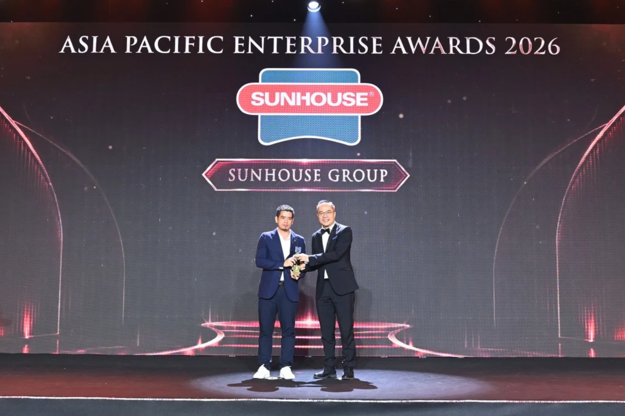 SUNHOUSE代表領取亞洲卓越企業獎盃