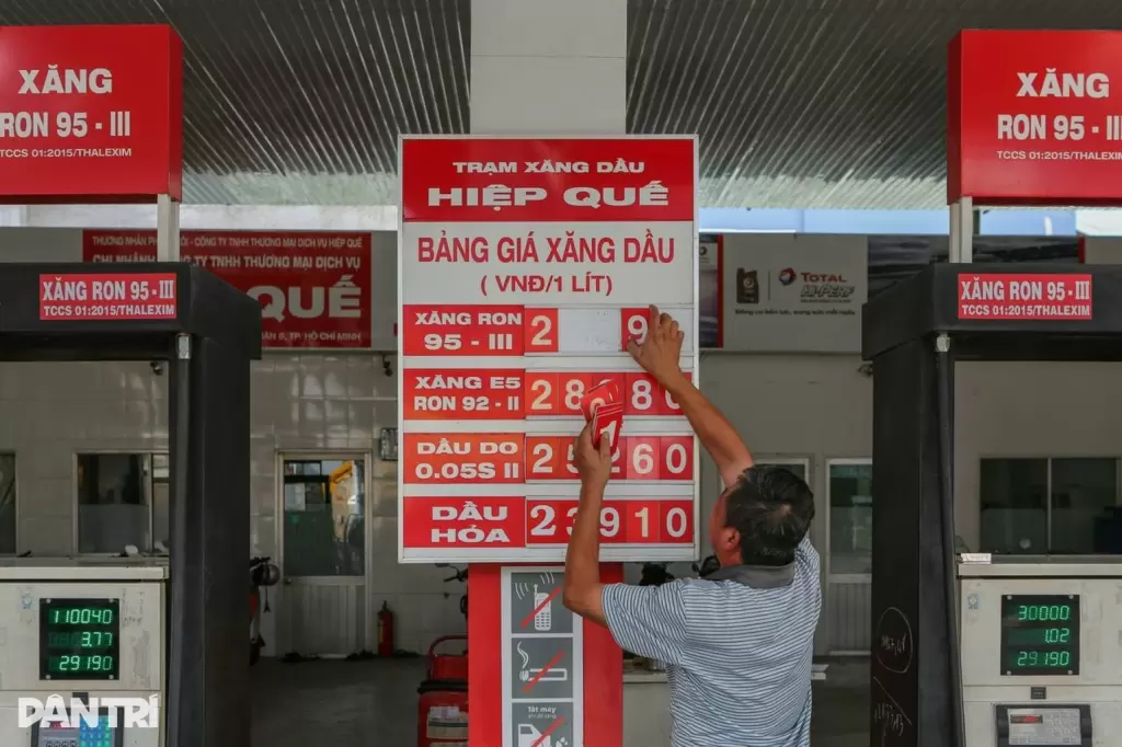 胡志明市加油站员工更改油价