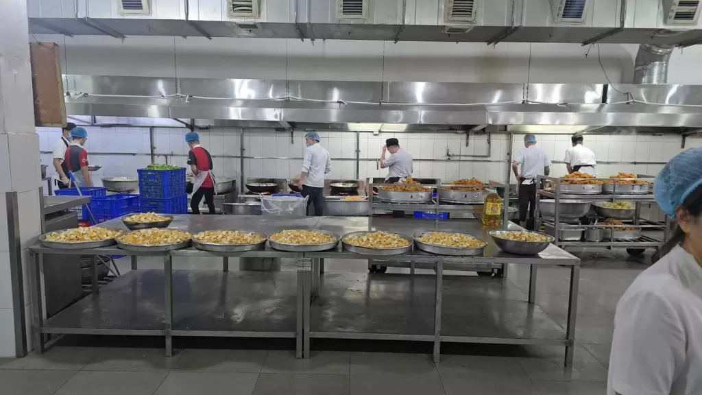 越南學校供餐企業稱食材驗收與家長監督是食品安全關鍵環節 · 報道配圖