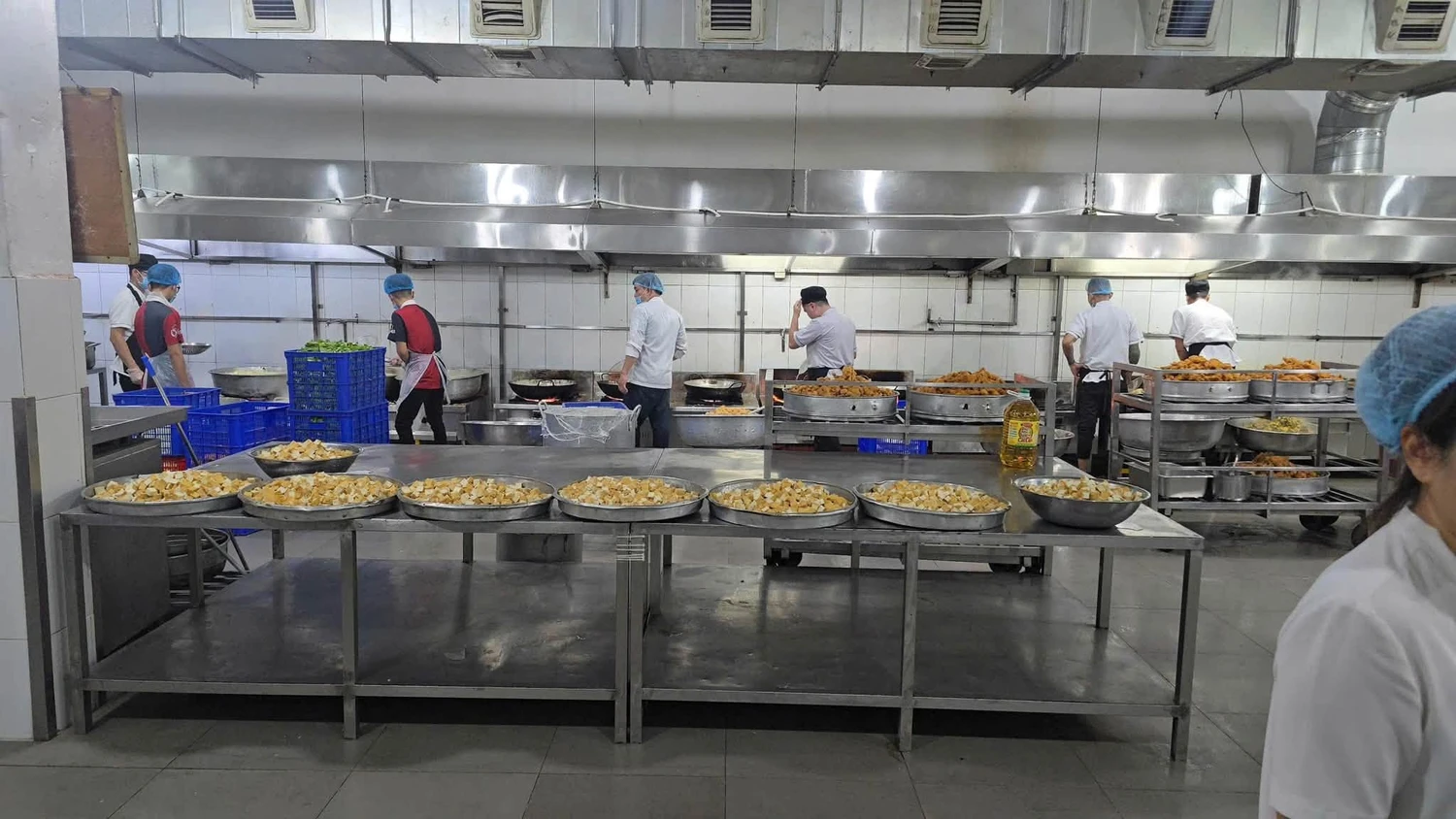 越南學校供餐企業稱食材驗收與家長監督是食品安全關鍵環節 · 報道配圖