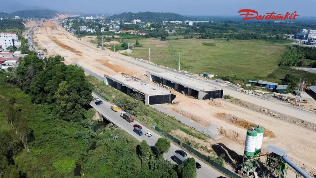 河內5200億盾連接升龍大道與和平高速路段完成逾三成工程量 · 報道配圖