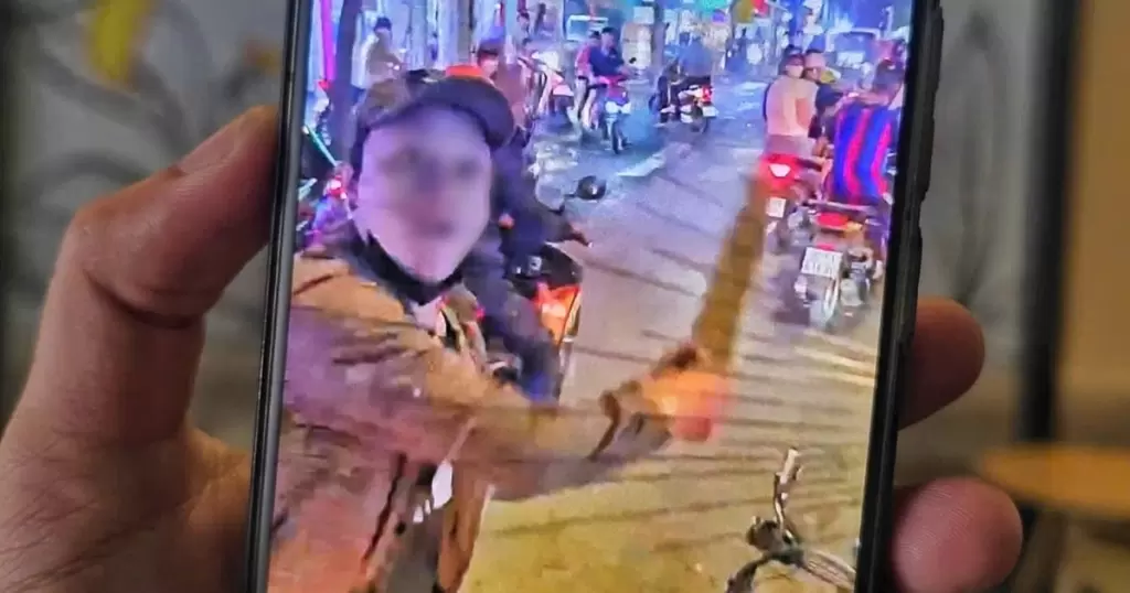 胡志明市永禄乡一男子持棍砸碎卡车玻璃被警方传唤