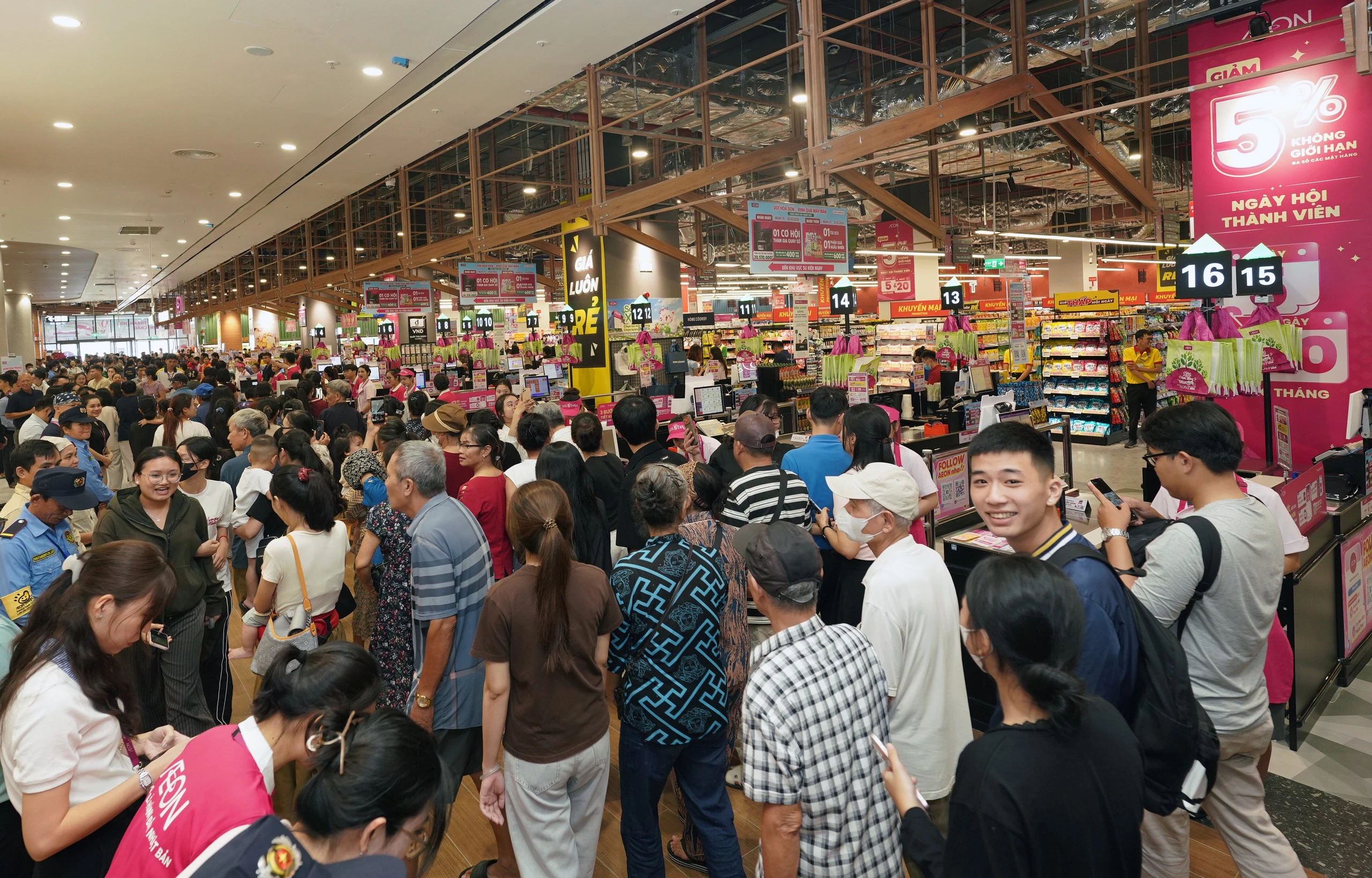 清化AEON Mall开业三天接待逾20万人次 · 报道配图