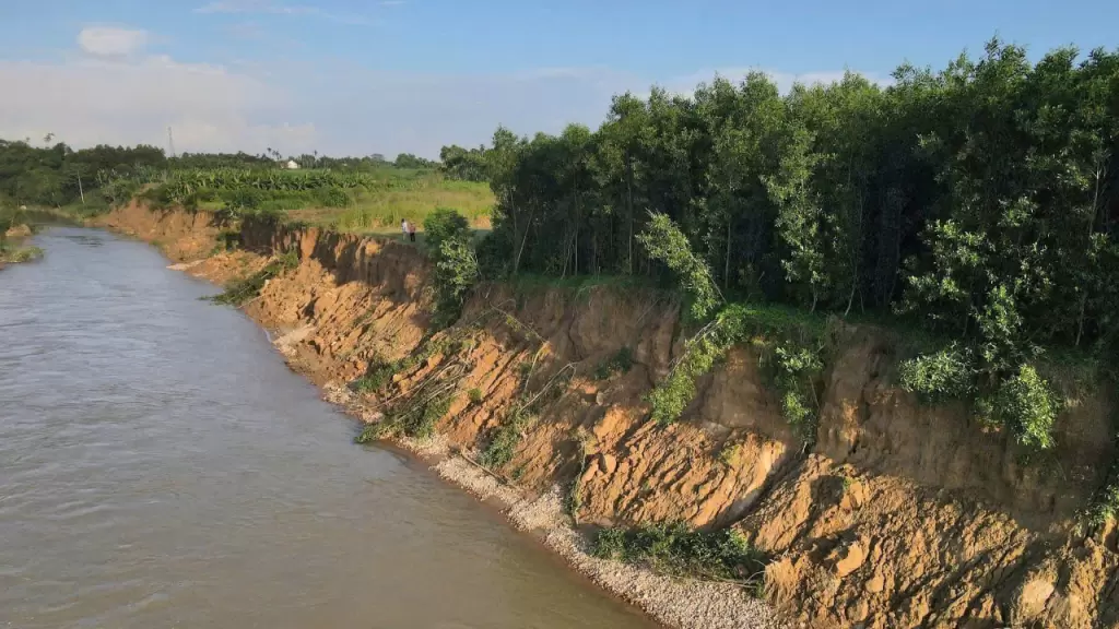 廣義省茶曲河岸滑坡加劇 逾3公頃農地流失並逼近民居 · 報道配圖