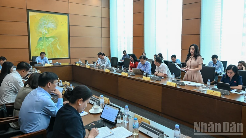 越南国会分组讨论2026年经济计划与预算分配 · 报道配图