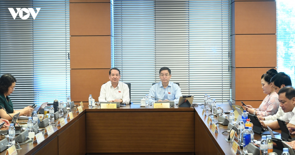 越南国会分组讨论收养法修订草案 代表关注收养子女知情权 · 报道配图