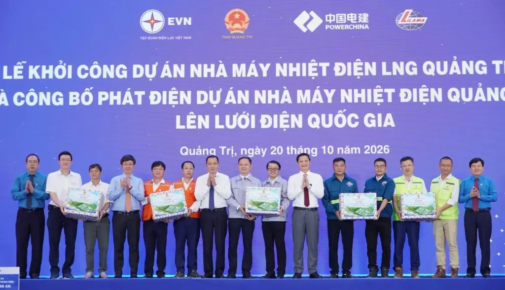 广治省领导和越南电力集团向施工人员赠送礼物