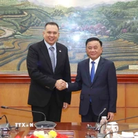 越共中央书记处常务书记陈锦绣与新加坡公共服务署国际关系司司长兼新加坡国际公共学院执行主任克里斯托弗·普拉加萨姆。