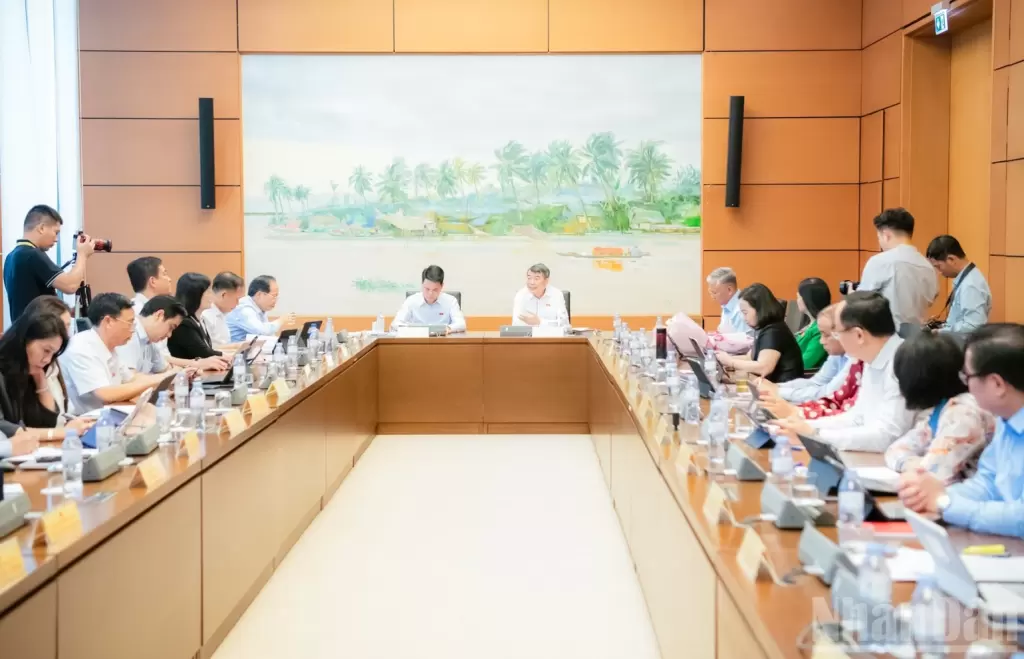 越南总理在国会小组讨论中要求管控社会住房与租赁住房价格 · 报道配图