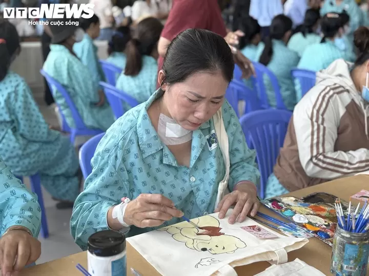 胡志明市肿瘤医院向女患者捐赠假发并发放慰问金 · 报道配图