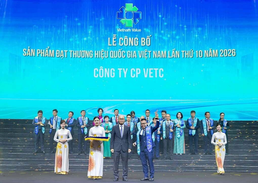 VETC副总经理黄国瑞先生领取2026年越南国家品牌标志。