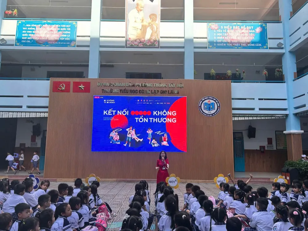 胡志明市教育机构启动未成年人网络安全宣传活动 · 报道配图
