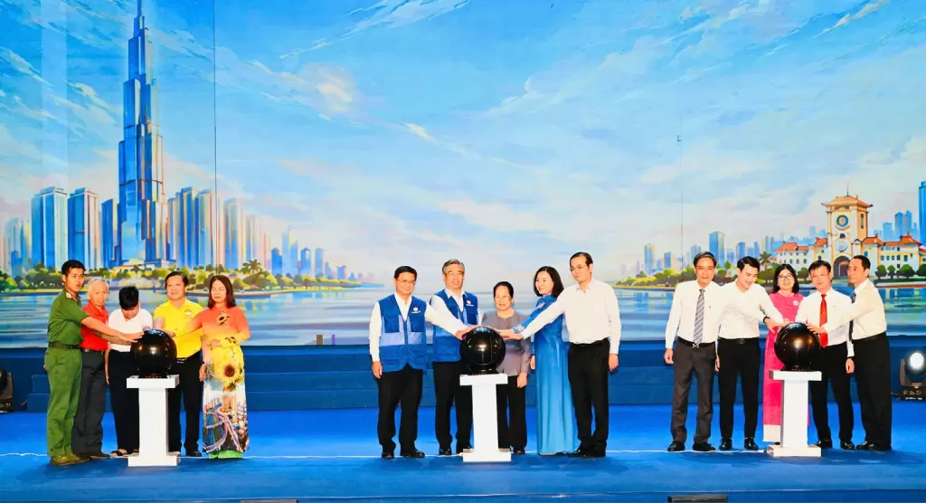 胡志明市举办“情义城市”艺术交流节目,启动扶贫月活动