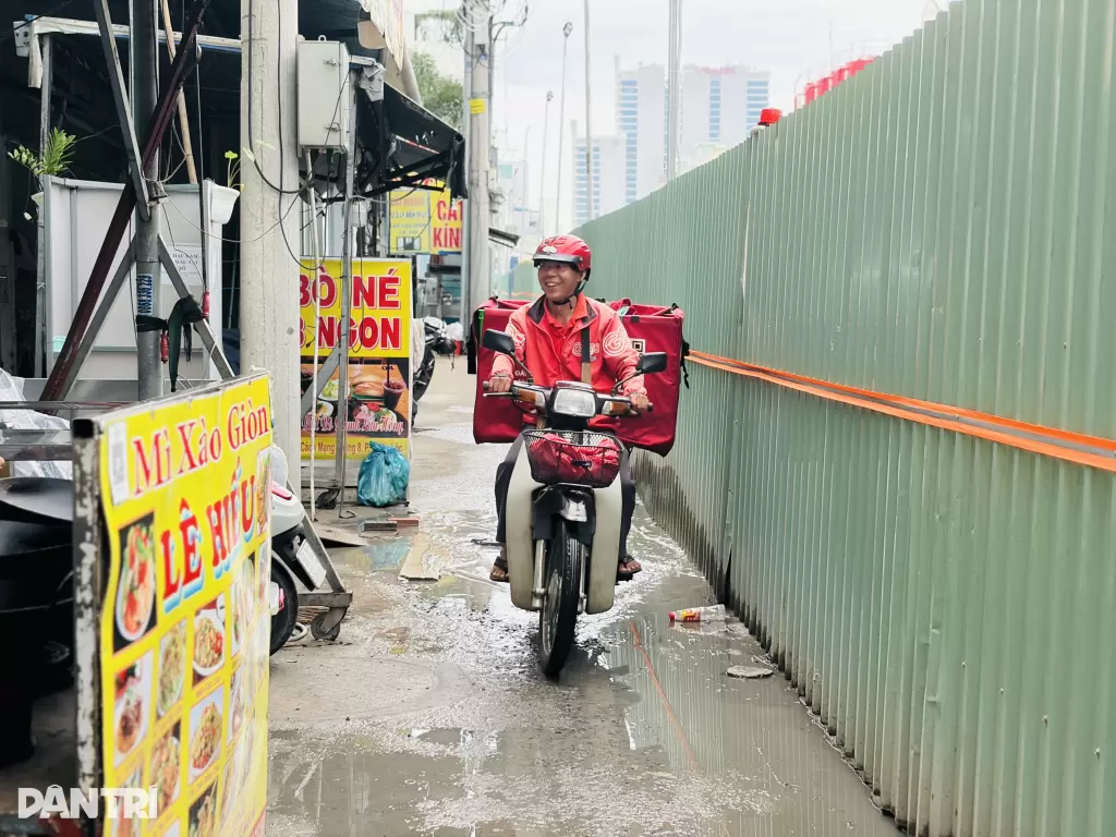 胡志明市地铁2号线围挡遮挡店面,沿线商户客流下滑 · 报道配图
