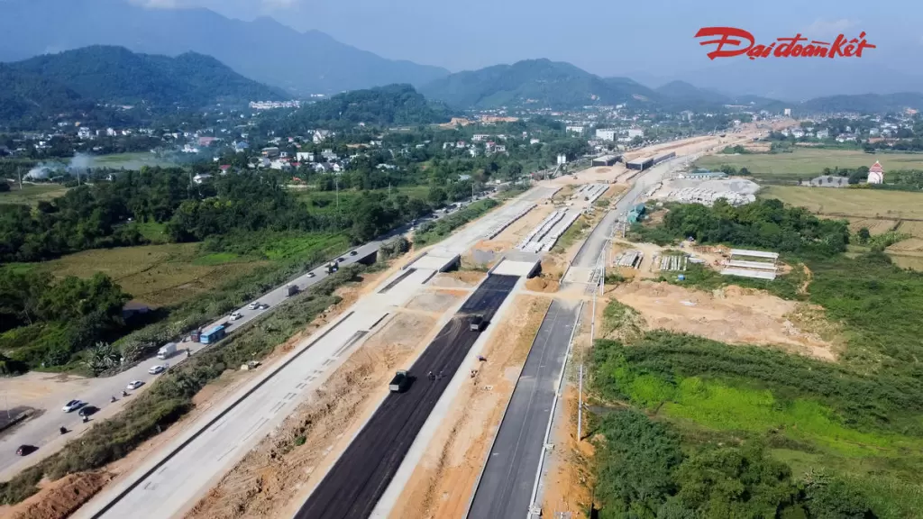 河內5200億盾連接升龍大道與和平高速路段完成逾三成工程量 · 報道配圖