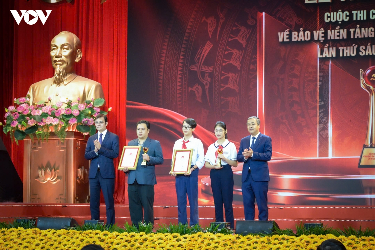 越南第六届建党思想征文比赛颁奖，陈锦秀出席并致辞 · 报道配图