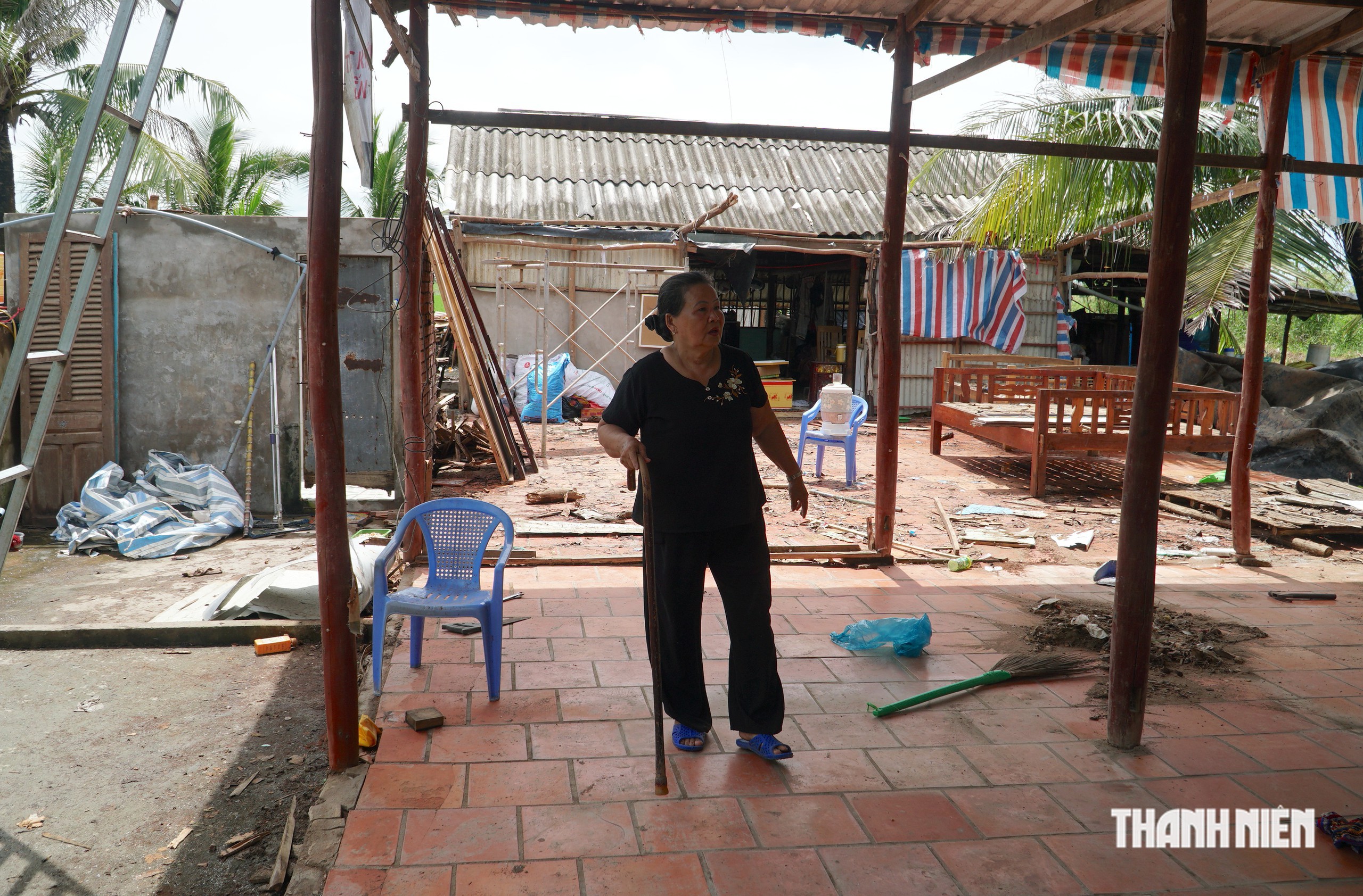 演員Huy Khánh與青年報同行,在金甌建兩間愛心屋