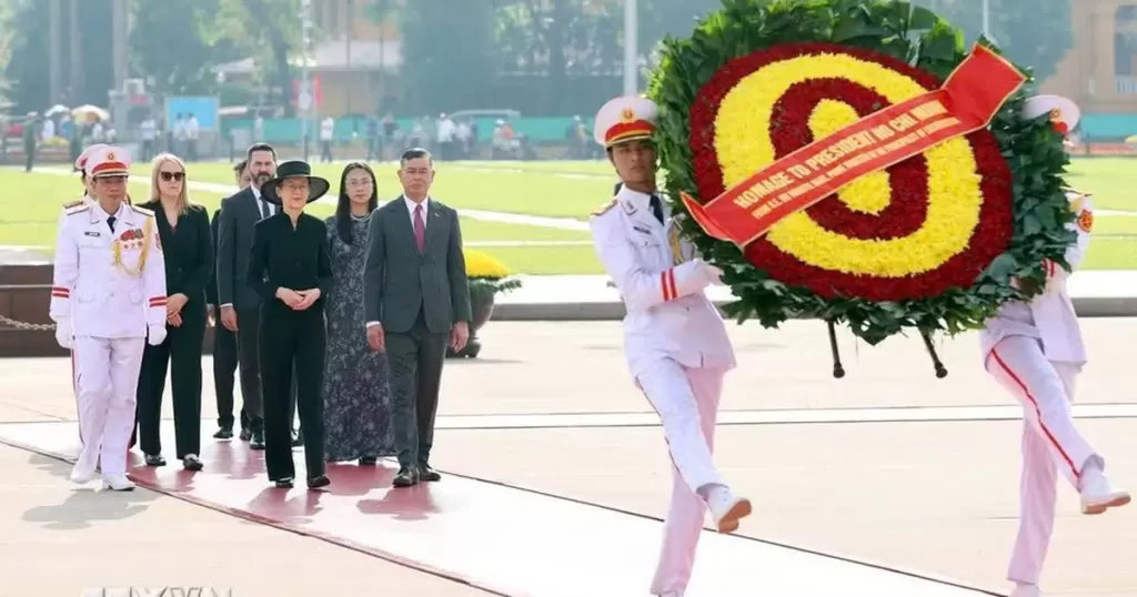 列支敦士登首相哈斯首次访越,到访河内瞻仰胡志明陵