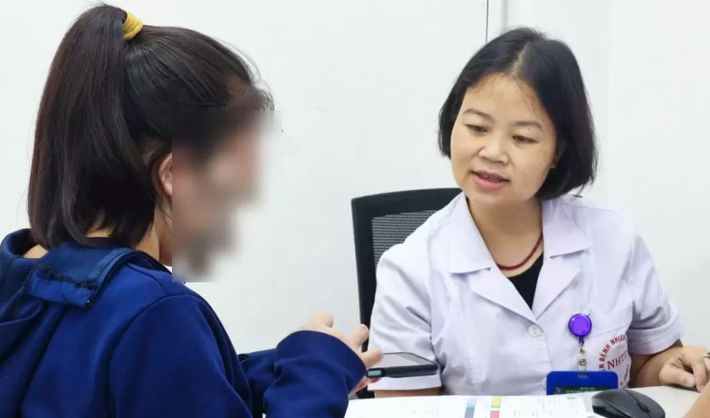 Huyền醫生為患者家屬提供諮詢。