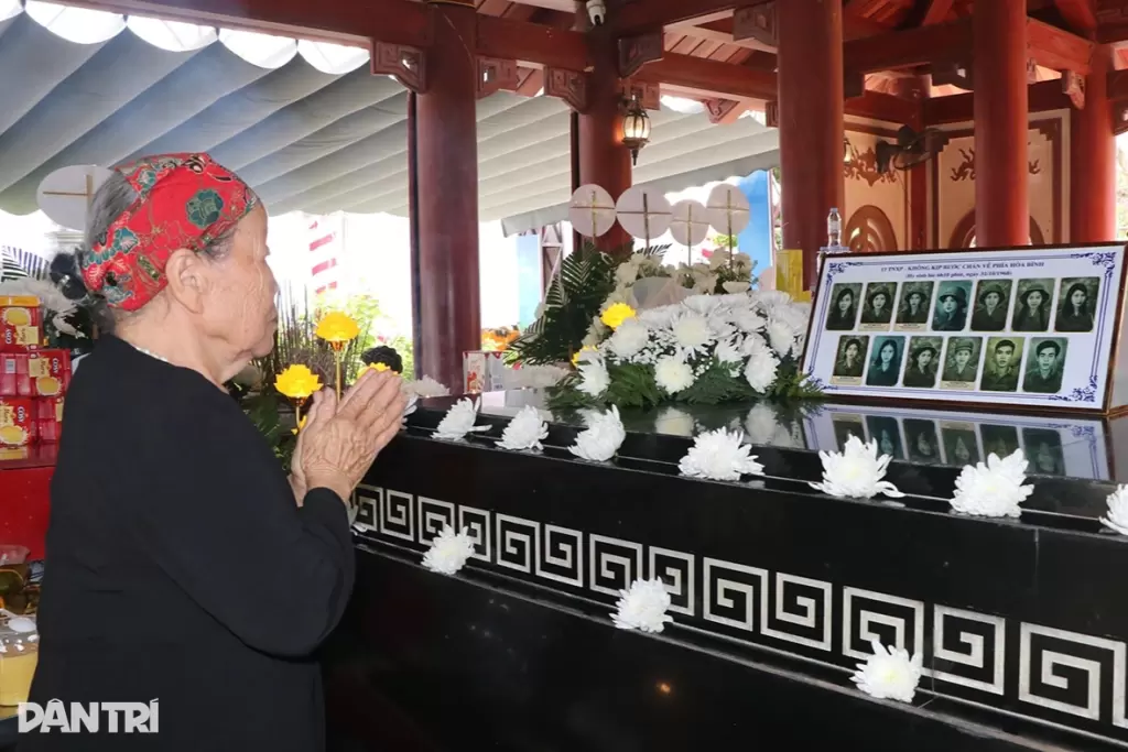 13名烈士合葬墓上的白花