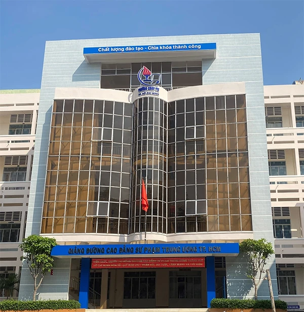 胡志明市中央师范大学