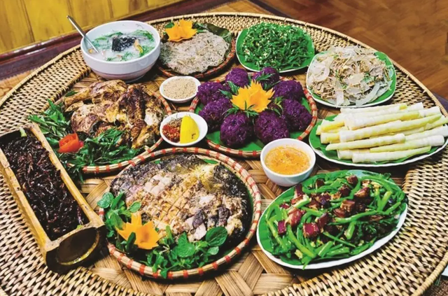 老街省Trống Páo Sang峰多次出現冰霜，海拔逾1500米 · 報道配圖