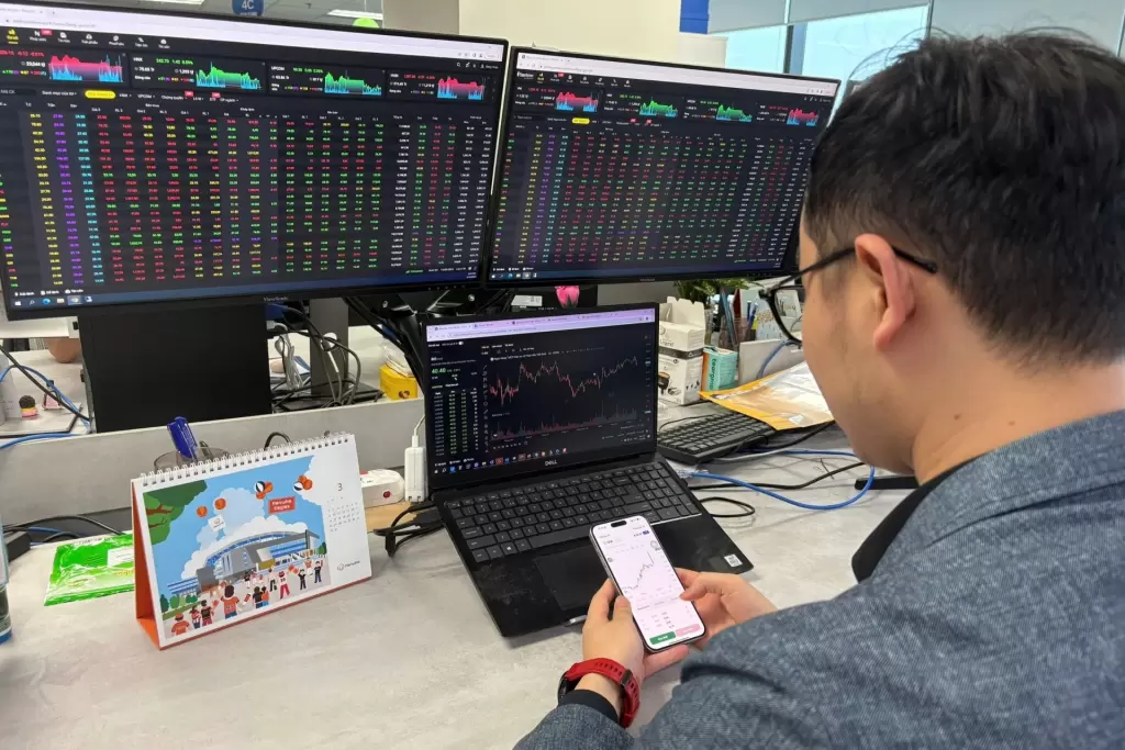 越南股市估值走低但资金观望,外资年内净卖出逾115.5万亿越盾 · 报道配图