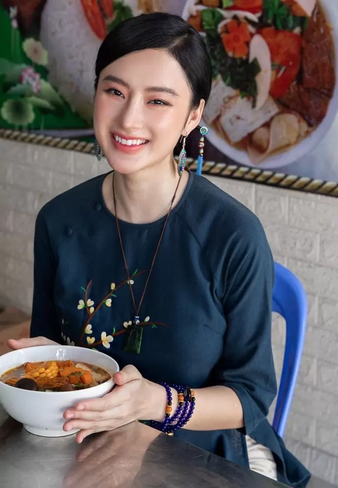 越南童星安吉拉·芳庄转向直播带货,短发形象引讨论 · 报道配图